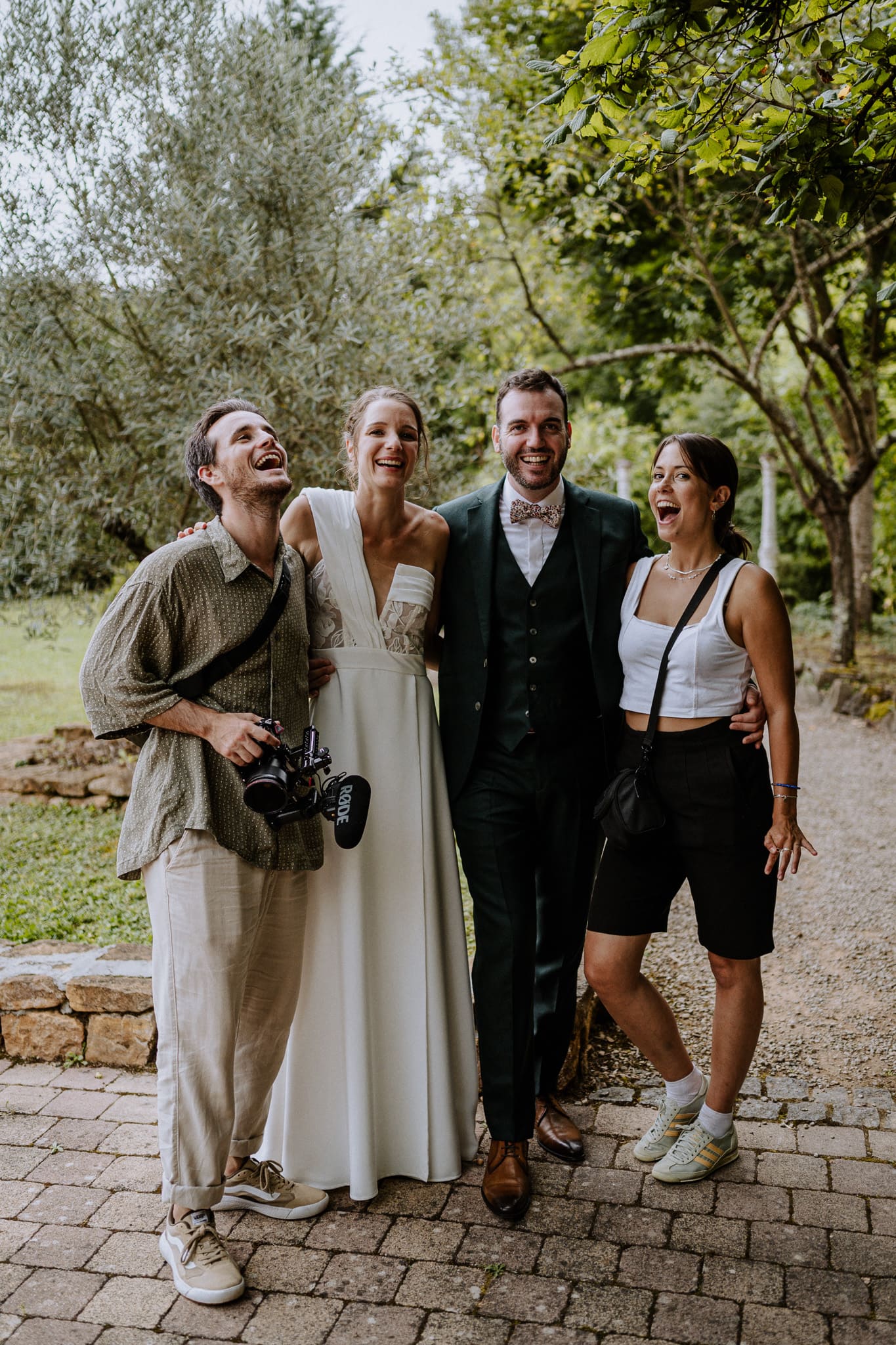 duo photographe videaste avec des mariés